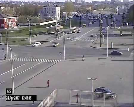 Un tramway fait un drift