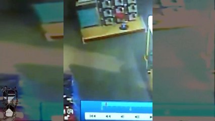 Muñeco juega de noche en Sam´s de Sonora