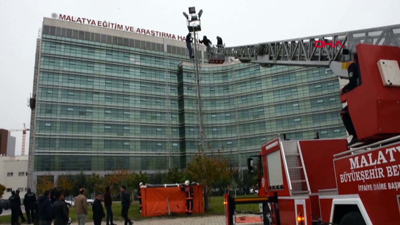 Aydınlatma direğinde intihara kalkışan genci polis ikna etti