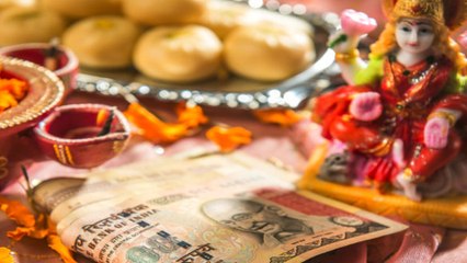 Deepavali 2018 : ದೀಪಾವಳಿ ಅಮಾವಾಸ್ಯೆ ದಿನ ಲಕ್ಷ್ಮಿ ಪೂಜೆ ಮಾಡುವುದು ಹೇಗೆ? | Oneindia Kannada