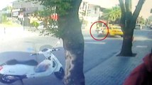 Motosiklet Dönüş Yapan Taksiye Çarpıp Takla Attı
