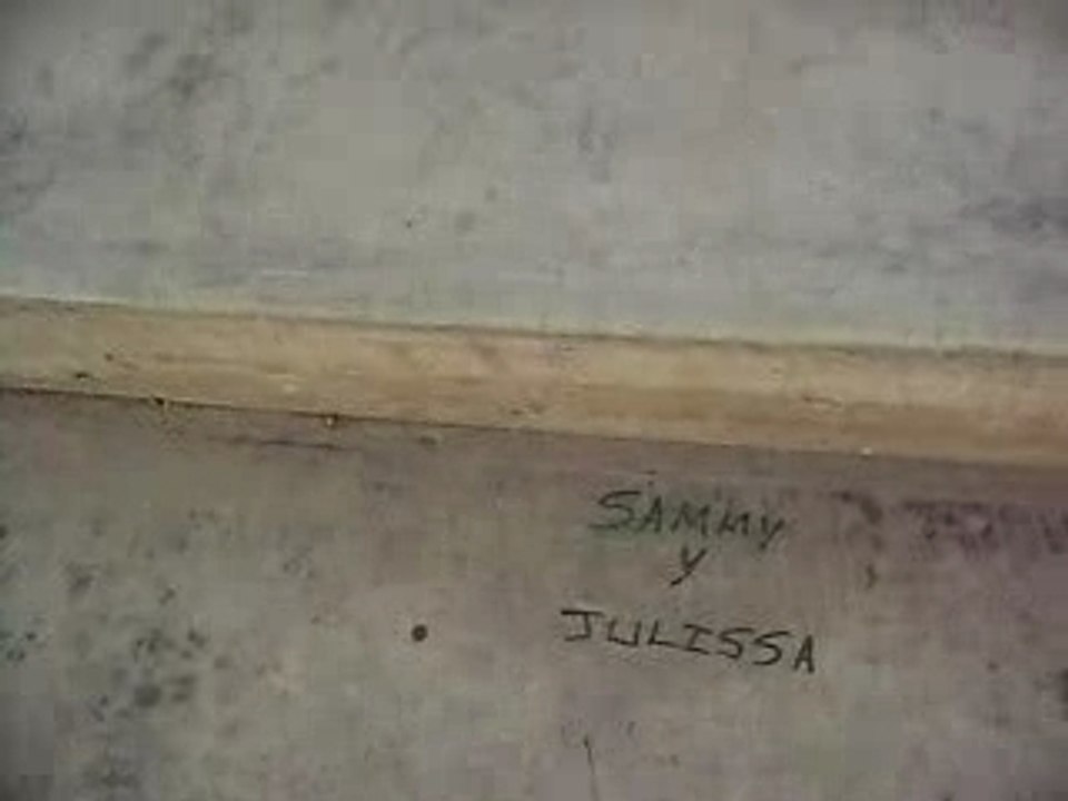 Romantisme sur les escaliers de la falaise à Lima