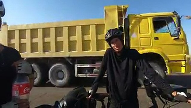 Неожиданная встреча Запада и Востока: Бывший советский танкист, встретивший в пустыне Бухары туристок на велосипеде, рассказал им о своей службе в ГДР, a турист