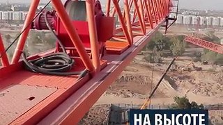Наргиза управляет самым высоким башенным краном в Ташкенте. Одним движением руки она поднимает грузы до 8 тонн.