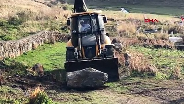 Hem belediye başkanı hem kepçe operatörü