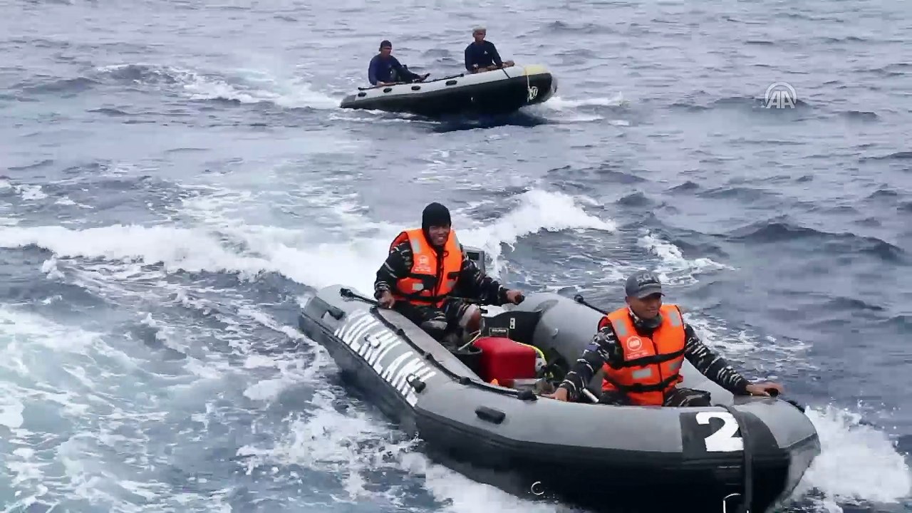 Endonezya'da denize düşen yolcu uçağının kalıntıları bulundu (2) - CAVA