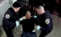 Menotté à sa chaise, il crache sur le visage d'un policier et se fait rouer de coups