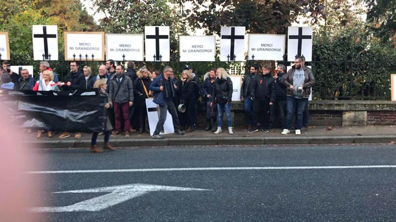 Les 52 licenciés de l’imprimerie FOI devant la sous-préfecture de Lisieux