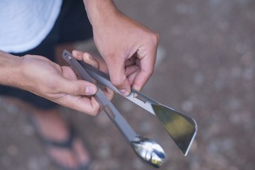 El cubierto definitivo para ir de camping: incluye cuchara, cuchillo, tenedor y pinzas