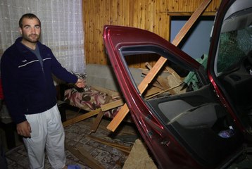 Kontrolden Çıkan Araç Oturma Odasına Girdi