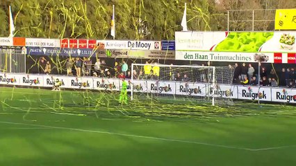 Une supportrice dénudée entre sur le terrain en plein match ! Joie des joueurs