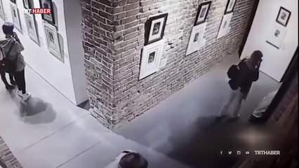 Selfie çekilmek isterken sanat eserlerine zarar verdiler