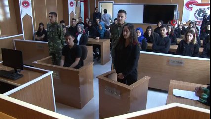 Öğrenciler Okulda Kurulan Mahkemede Suçluları Yargılayıp Cezaevine Gönderiyor