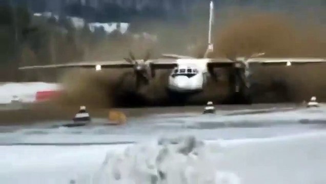 Un avion décolle d'une piste recouverte de boue