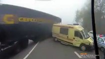 Ce policier qui se fait éjecter par une ambulance percutée par un camion !