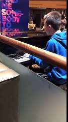 Ce gosse à la sortie du film 'Bohemian Rhapsody' se jette sur un piano et l'interprète à la perfection