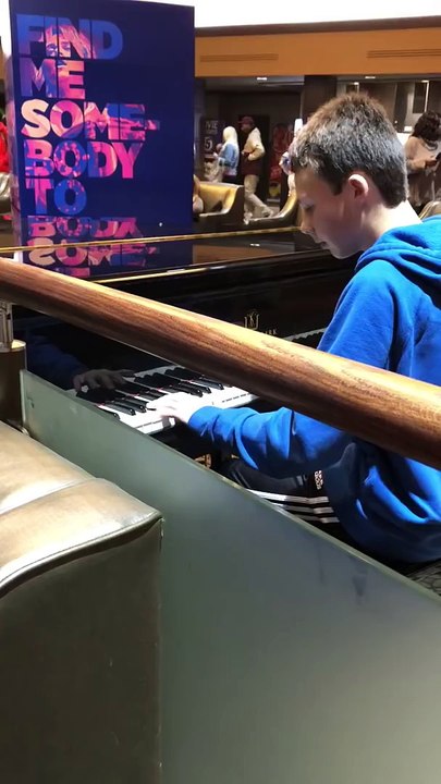 Un enfant joue “Rhapsodie bohémienne” du groupe Queen sur le piano !