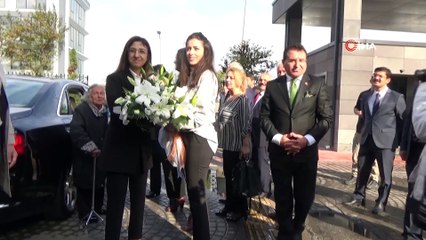 - 96 yaşındaki İsmet nine, Valiyi arkasından su döküp gözyaşları ile uğurladı