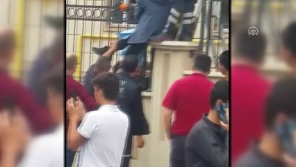 Eli demir parmaklıklara saplanan öğrenci kurtarıldı - HATAY
