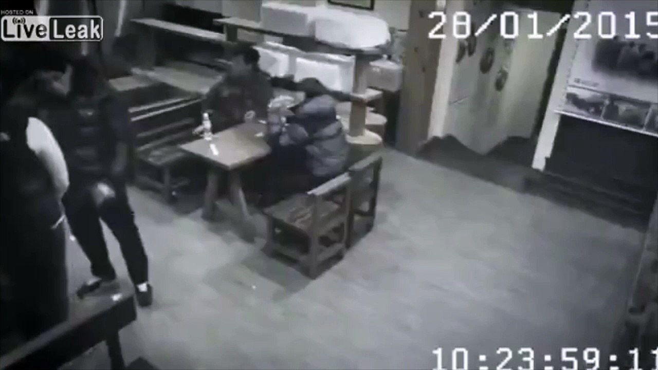 Au Japon une jeune fille met KO 3 racailles en mode samuraï !