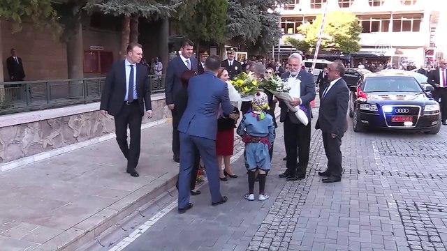 Uşak'ın ilk kadın valisi göreve başladı