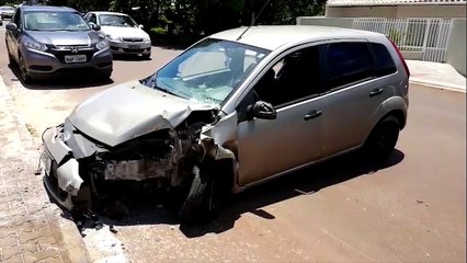 Câmera flagra Fiesta atingindo portão no Parque Verde