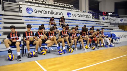 Önce kitap okuyorlar sonra antrenman yapıyorlar