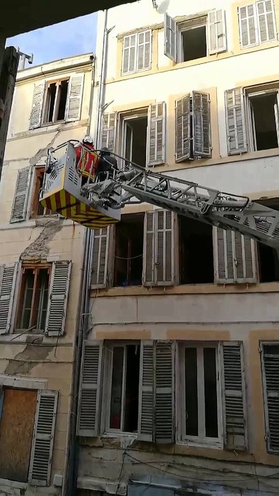 Effondrements d'immeubles à Marseille :  les images de l'intervention des pompiers une semaine avant la drame