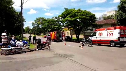 Homem sofre fratura na perna em colisão entre motos