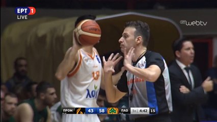 Keith Langford changes shoes at halftime... again