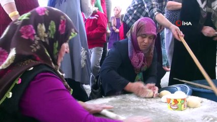 Müze ziyaretçilerine sıcak yufka ikramı