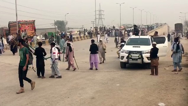 اس گاڑی میں ایک کرنل تھا جس کو مظاہرین نے روکا ہوا تھا پاک فوج کے اہلکار اپنے کرنل صاحب کو آ کر لے گئے