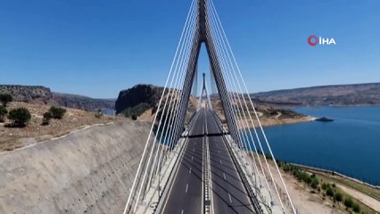 Doğu'nun Boğaz Köprüsü'nden 2 milyondan fazla araç geçti...Köprü havadan böyle görüntülendi