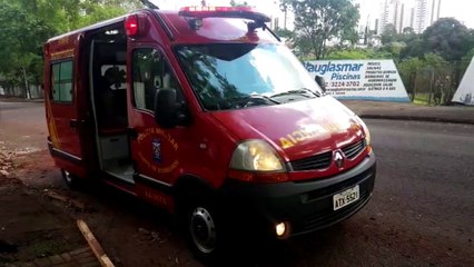 Bombeiros socorrem homem em obra