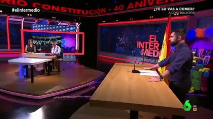 Dani Mateo se suena los mocos con la bandera de España y la llama "trapo" y consigue ofender a la extrema derecha española