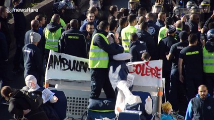 Télécharger la video: Ambulances block roads in Paris as paramedics strike over reforms