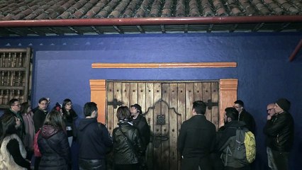 Olvidar la guerra en Colombia y reír con historias de fantasmas