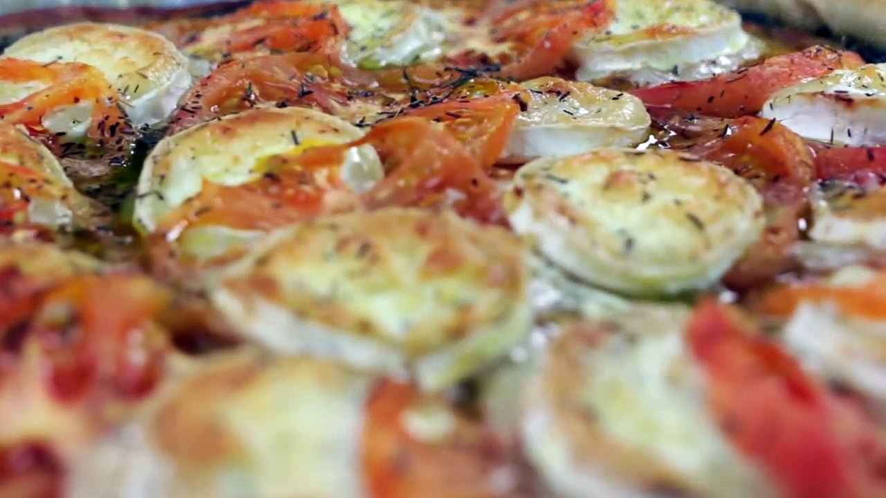Como fazer pizza de queijo de cabra e pesto