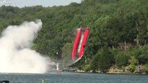 Cette formule 1 des mers se retourne à pleine vitesse et s'envole !