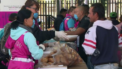 Tải video: Cientos de migrantes amanecen en capital mexicana, esperan miles