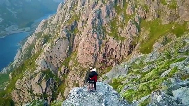 Un drone filme un mariage au sommet de cette montagne en Norvège : magnifique
