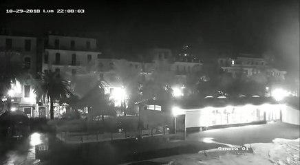 Les images de la vague qui a submergée le restaurant italien pendant la tempête