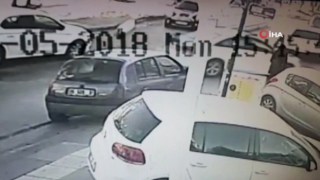 Kurye park halindeki araca çarptı: 1 yaralı...O anlar kameraya yansıdı