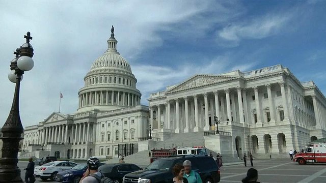 Αγωνία στις ΗΠΑ λίγο πριν «μιλήσουν» οι κάλπες των ενδιάμεσων εκλογών