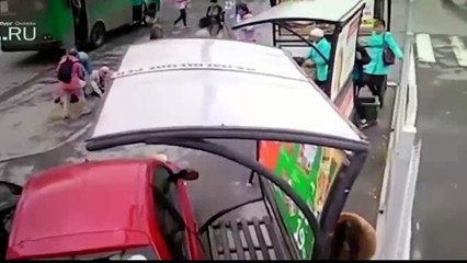 THESE 25 WOMEN DRIVERS MISTOOK THE GAS WITH THE BRAKE(1)