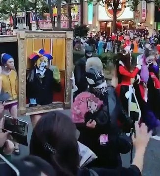 Les portraits des tableaux célèbres paradent (Joconde...)