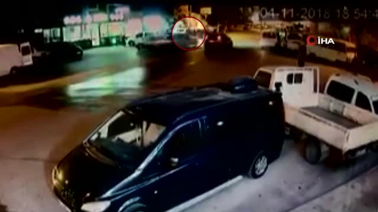Otomobilin Çarptığı Yaya Metrelerce Havaya Uçtu- Kaza Anı Saniye Saniye Kaydedildi