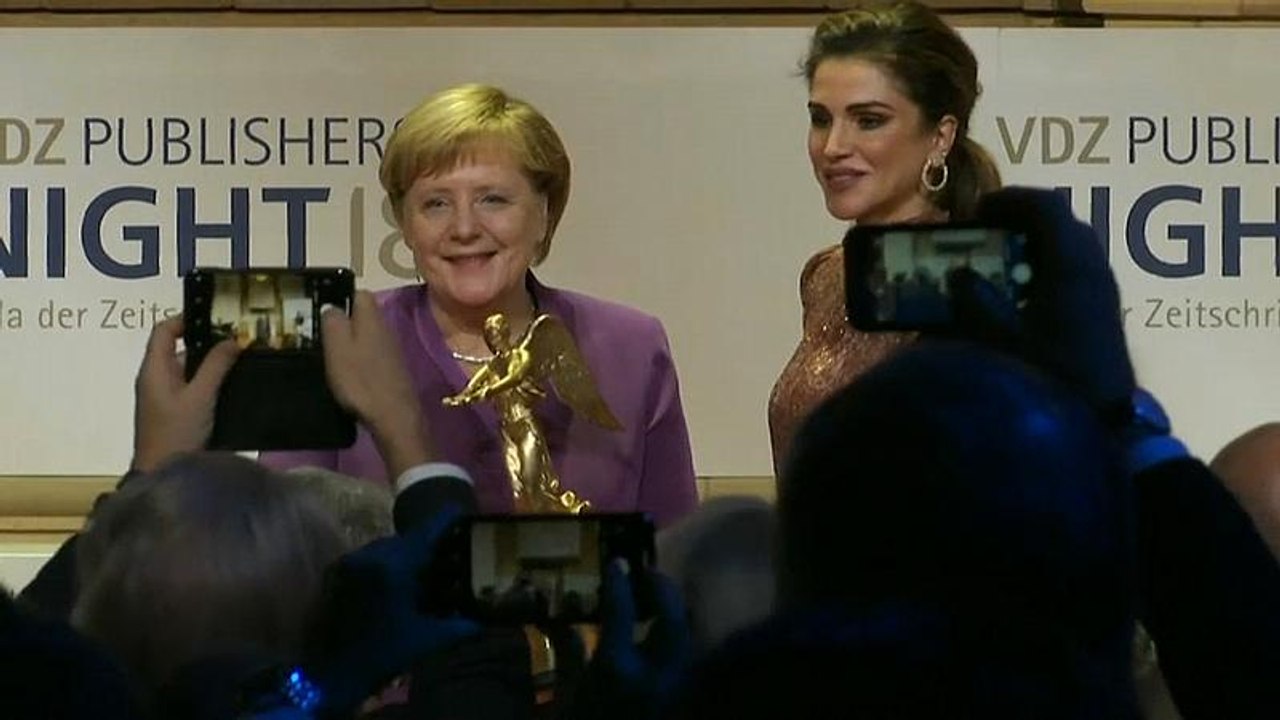 Angela Merkel (64) erhält 'Goldene Victoria'