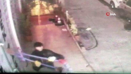 Alarma aldırmadılar 8 kişi girdiler, 5 dakika da 45 bin TL'lik malzeme çaldılar... O anlar kamerada