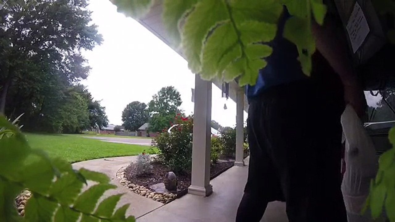 Un livreur de pizza doit crier au lieu de sonner